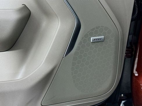 Used 2022 GMC Yukon SLT w/ SLT Premium Package image 18