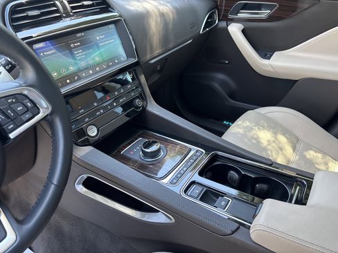 Used 2019 Jaguar F-PACE Prestige AWD/4WD image 19