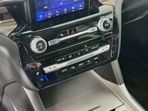 Used 2024 Ford Explorer Limited w/ Limited Technology Package RWD image 16