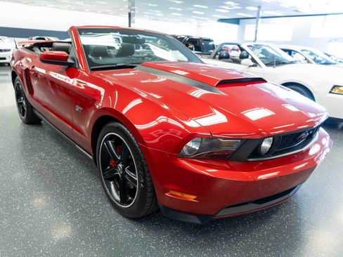 Used 2010 Ford Mustang GT RWD image 3