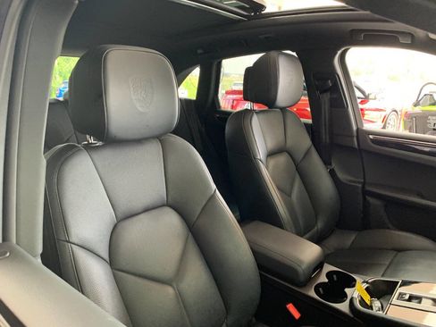 Used 2023 Porsche Macan image 13