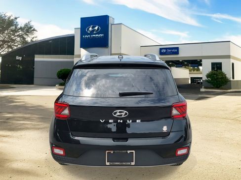 Used 2025 Hyundai Venue SEL FWD image 5