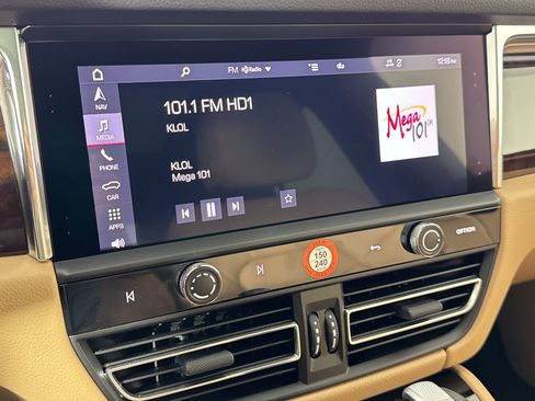 Certified 2026 Porsche Macan image 23