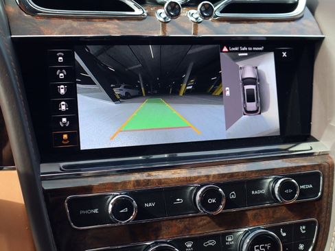 Used 2023 Bentley Bentayga Extended Wheelbase image 18