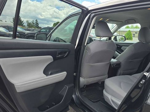 Used 2022 Toyota Highlander L FWD image 17