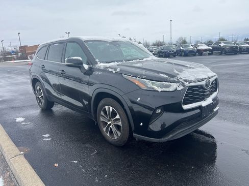 Used 2022 Toyota Highlander XLE image 3
