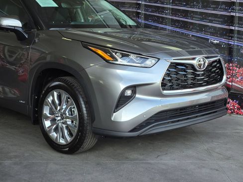 Certified 2026 Toyota Highlander Limited AWD/4WD image 2
