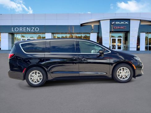Used 2024 Chrysler Pacifica Touring-L FWD image 4