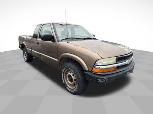 Used 2003 Chevrolet S10 Pickup 4x4 Extended Cab w/ Skid Plate Package image 3