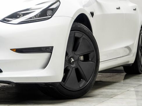 Used 2023 Tesla Model 3 Standard Range image 3