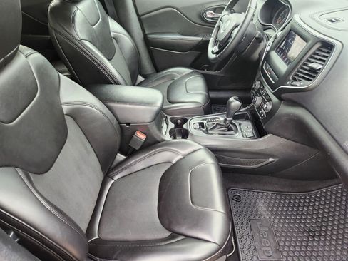 Used 2019 Jeep Cherokee Latitude Plus FWD image 17