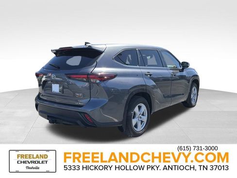 Used 2024 Toyota Highlander LE AWD/4WD image 3