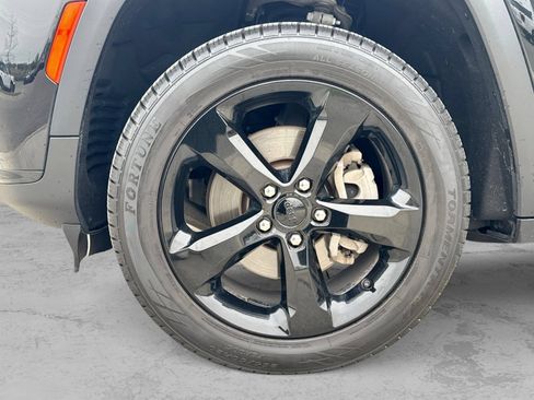 Used 2023 Jeep Grand Cherokee L Laredo AWD/4WD image 18