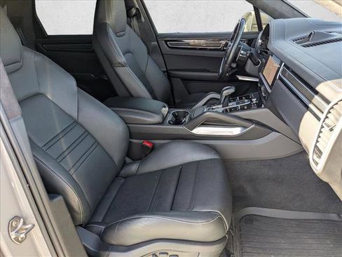 Used 2022 Porsche Cayenne Turbo image 17