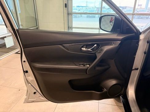Used 2018 Nissan Rogue SV AWD/4WD image 10