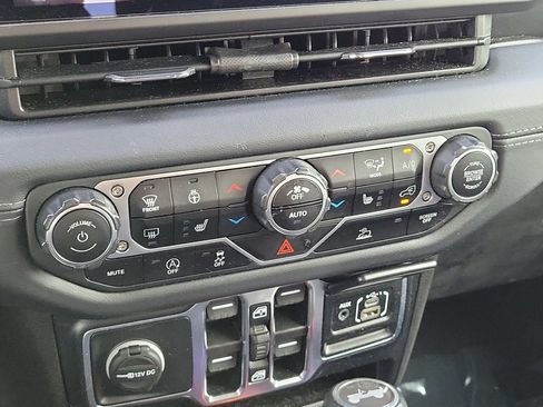 Used 2024 Jeep Wrangler Unlimited Sahara AWD/4WD image 22