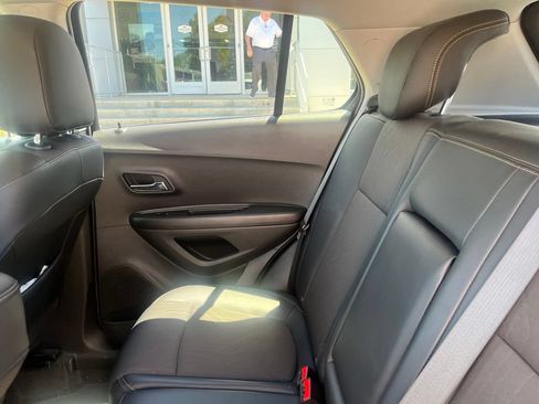 Used 2022 Chevrolet Trax LT w/ LT Convenience Package AWD/4WD image 10