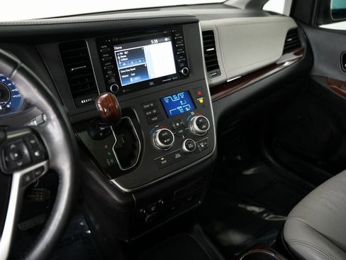 Used 2019 Toyota Sienna Limited Premium image 19