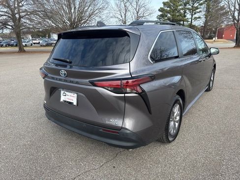 Used 2022 Toyota Sienna XLE image 5