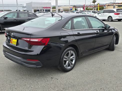 Used 2024 Volkswagen Jetta SE FWD image 4