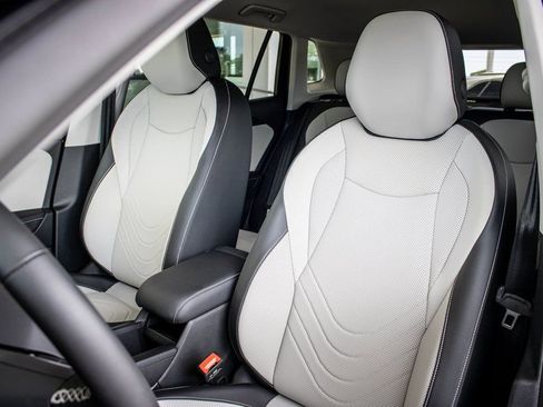 New 2025 Volkswagen Tiguan SE image 27