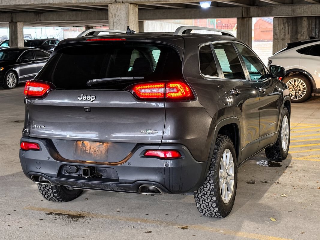 Used 2016 Jeep Cherokee Latitude w/ Comfort/Convenience Group AWD/4WD image 3