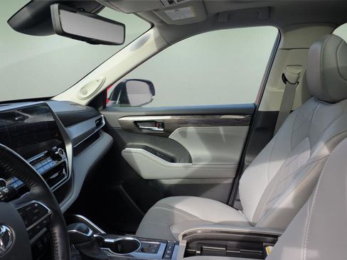 Used 2021 Toyota Highlander Platinum image 12