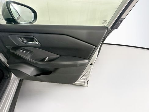 Used 2025 Nissan Rogue SV AWD/4WD image 31
