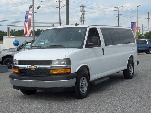 Used 2025 Chevrolet Express 3500 LT w/ LT Preferred Equipment Group RWD image 4