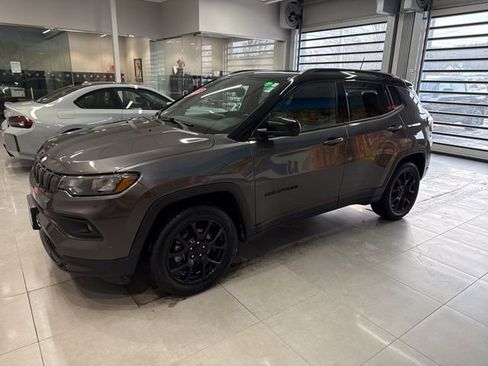 Used 2022 Jeep Compass Altitude w/ Sun and Sound Group image 2