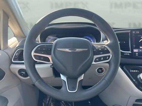 Used 2023 Chrysler Pacifica Touring-L FWD image 13
