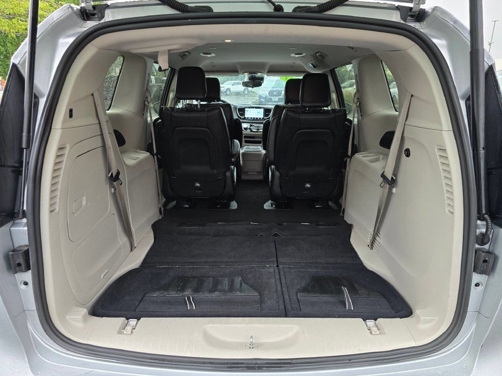 Used 2023 Chrysler Pacifica Touring-L FWD image 7