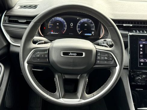 Used 2023 Jeep Grand Cherokee Altitude AWD/4WD image 14