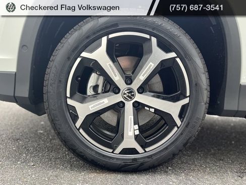 New 2025 Volkswagen Tiguan SE image 14