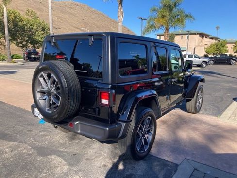 Used 2024 Jeep Wrangler Unlimited image 8