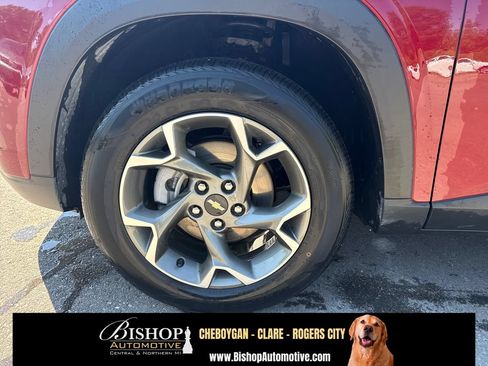 Used 2025 Chevrolet Trax LT FWD image 18