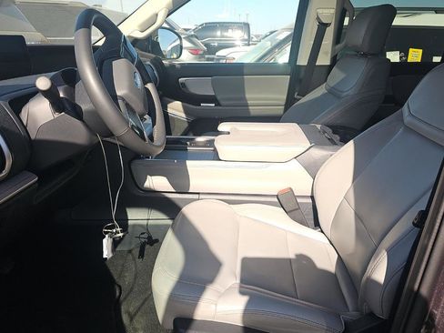 Used 2025 Ford Expedition Active image 6