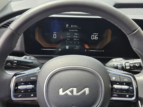 New 2025 Kia Carnival FWD image 12
