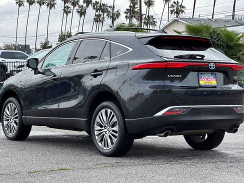 Certified 2024 Toyota Venza XLE image 6