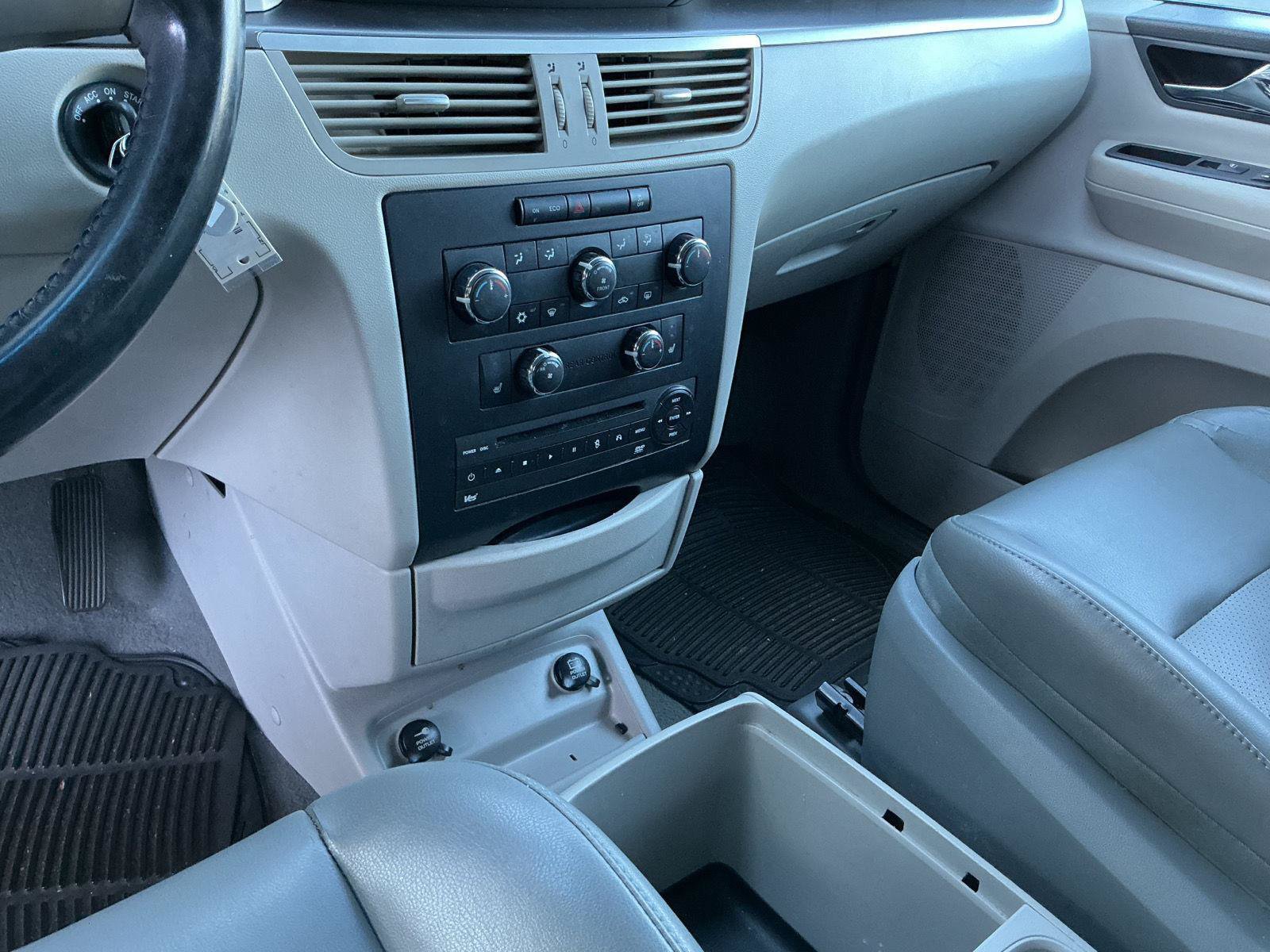 Used 2011 Volkswagen Routan SE FWD image 23