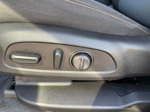 Used 2021 Chevrolet Traverse LT image 16