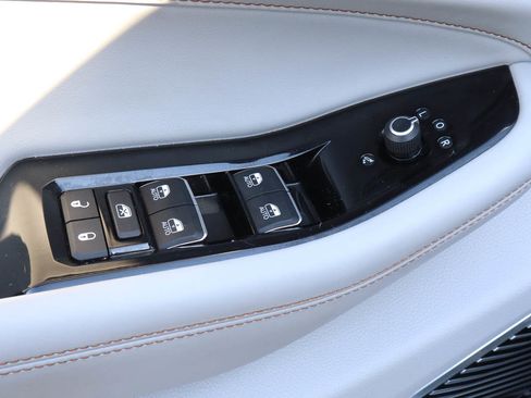 Used 2022 Jeep Grand Cherokee Overland w/ Luxury Tech Group IV AWD/4WD image 15