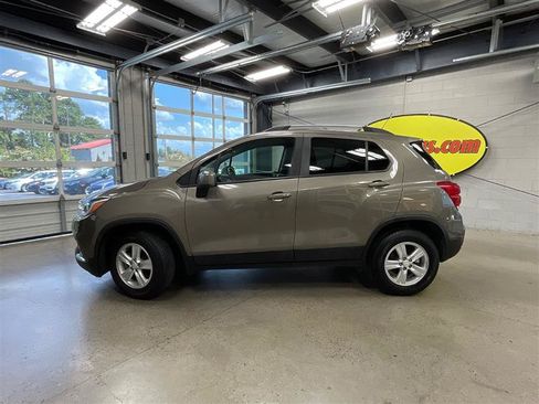 Used 2022 Chevrolet Trax LT w/ Driver Confidence Package AWD/4WD image 2