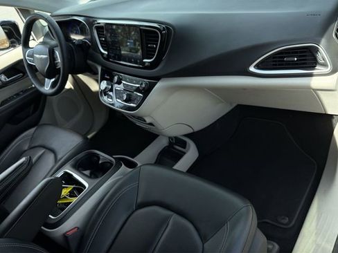 Used 2024 Chrysler Pacifica Touring-L FWD image 34