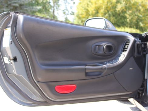 Used 2004 Chevrolet Corvette Convertible w/ Preferred Equipment Group RWD image 12