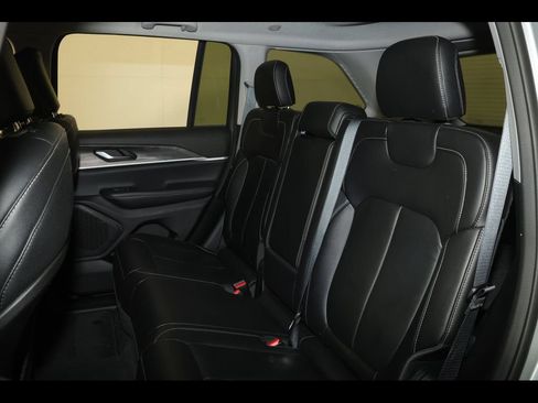 Used 2023 Jeep Grand Cherokee Limited AWD/4WD image 15
