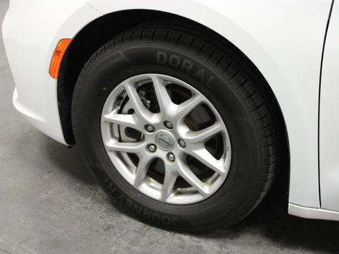 Used 2024 Chrysler Pacifica Touring-L FWD image 10