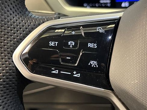 Certified 2022 Volkswagen Tiguan SE R-Line FWD image 21