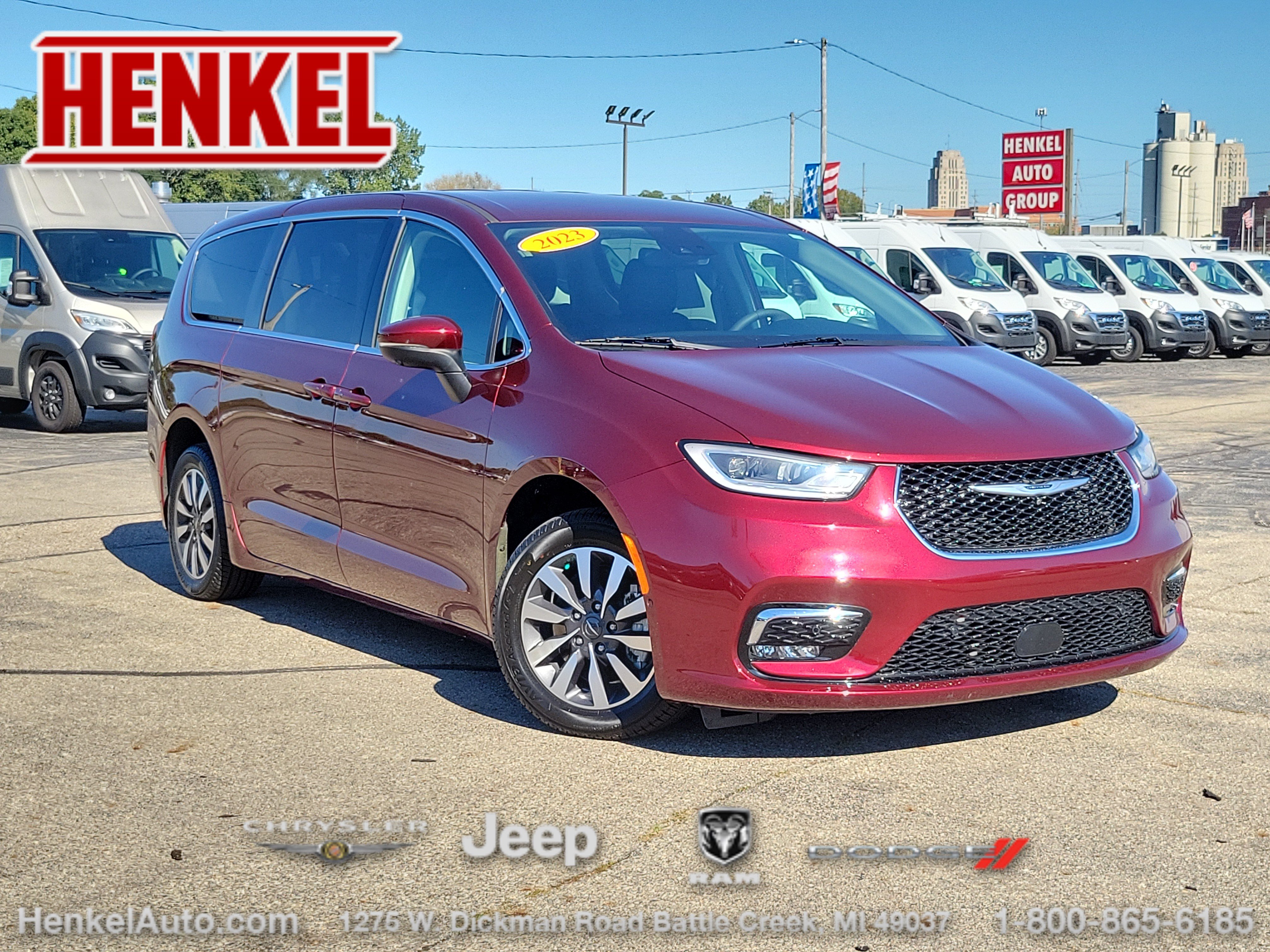 Used 2023 Chrysler Pacifica Touring-L FWD image 1
