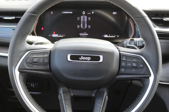 Used 2023 Jeep Grand Cherokee Limited w/ Black Appearance Package AWD/4WD image 16